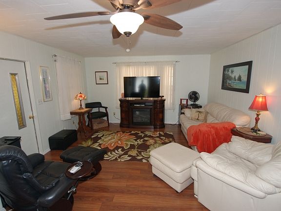 5th image of 227 Redwood Ln N