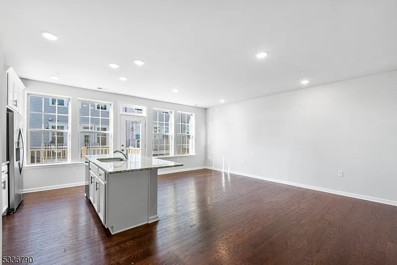 3 bed, 2.5 bath, 1654 sqft, $3,800 — Photo 2