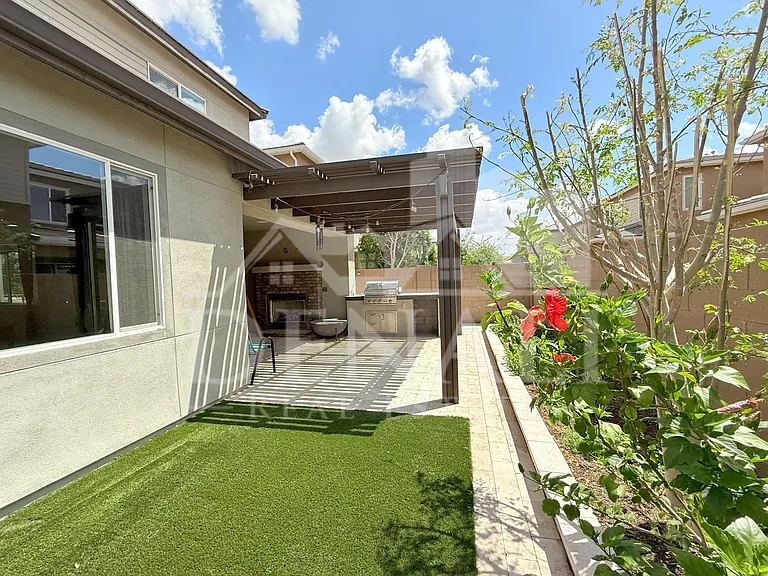 1729 W Myrna Ln — Photo 32