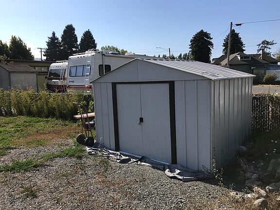 5th image of 221 Railroad Ave