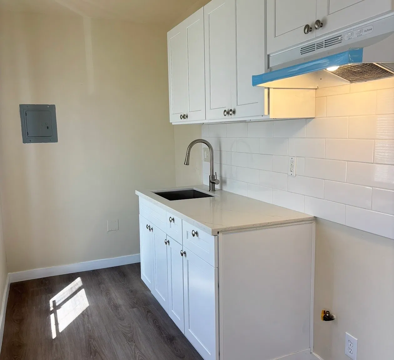 113 W Century Blvd — Photo 1