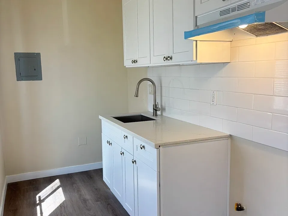 113 W Century Blvd
