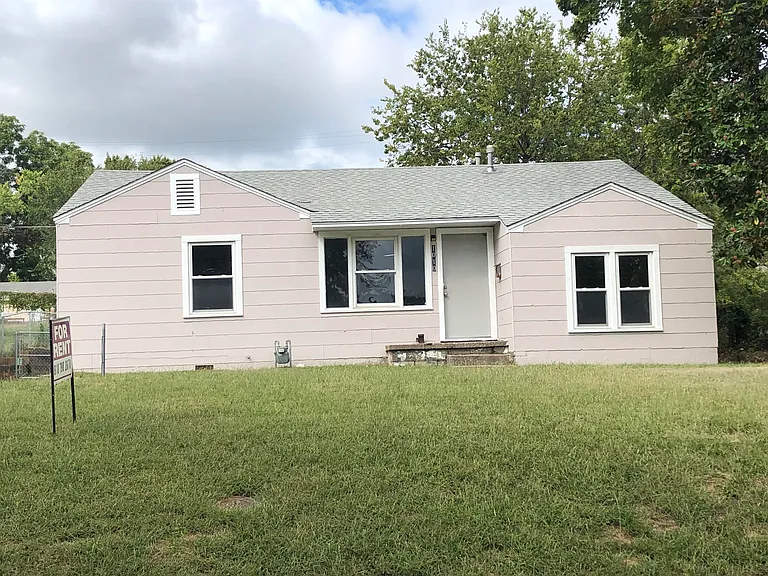 1010 N Lincoln Ave E — Photo 1