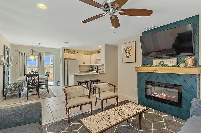 3 bed, 2.0 bath, 1200 sqft, $2,595 — Photo 3