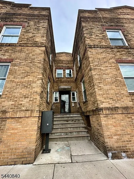 2 bed, 1.0 bath, $1,950 — Photo 3