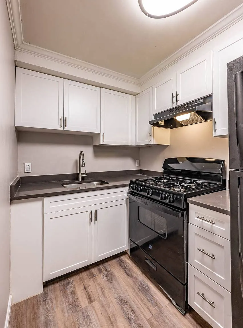 Kent Apartments — Photo 1