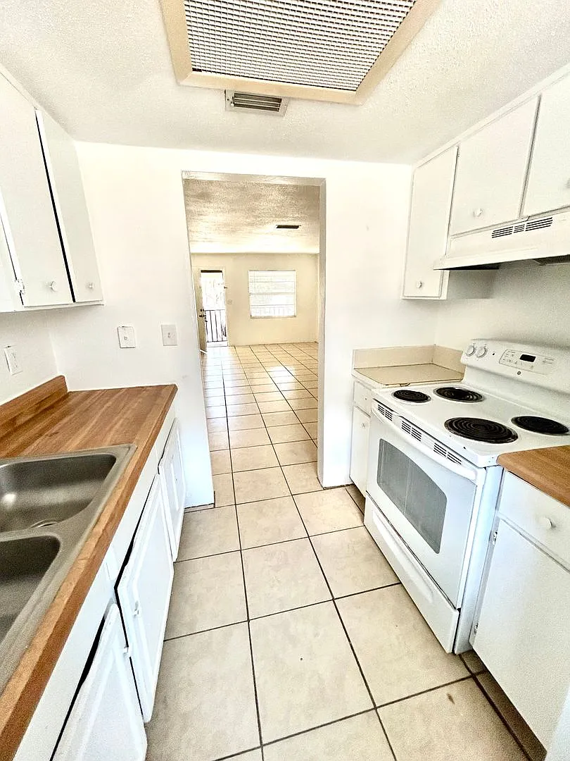 Kennedy Rd. - 1225 Unit 06 — Photo 4