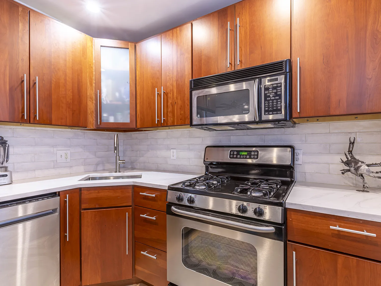1 bed, 1.0 bath, 677 sqft, $3,400 — Photo 2