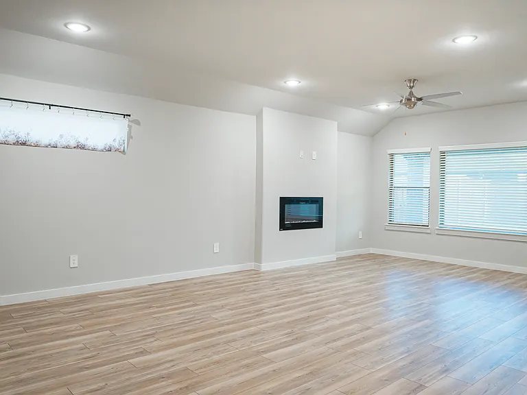 318 Waters Ridge Dr — Photo 4