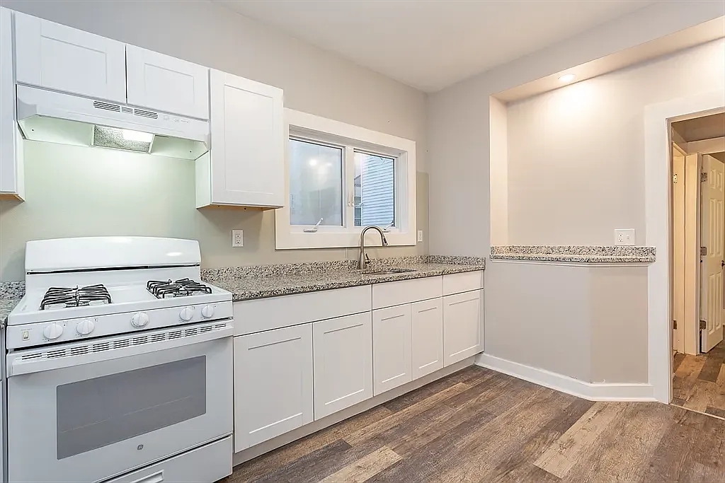 2 bed, 824 sqft, $1,650 — Photo 1
