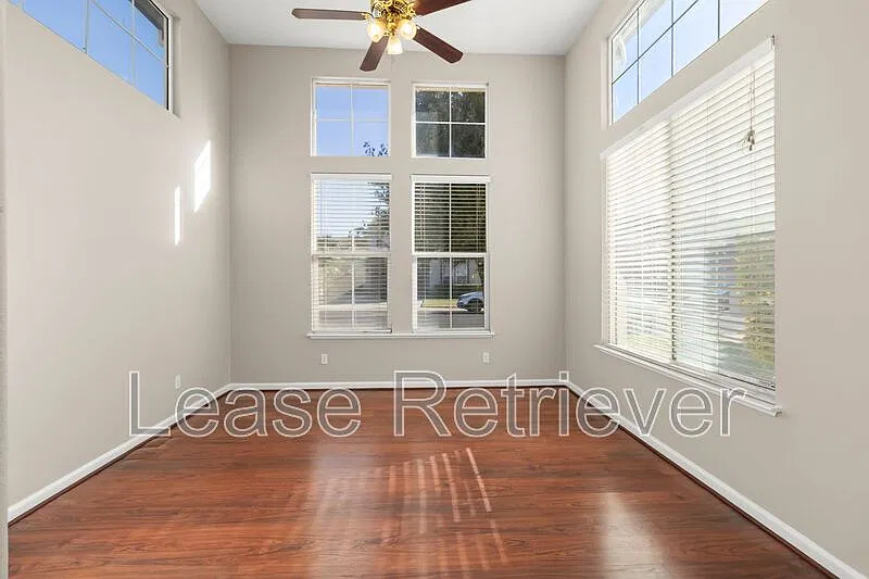 4 bed, 2.5 bath, 2400 sqft, $2,800 — Photo 2