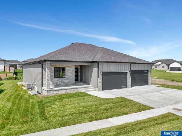8009 Kallum Dr, Lincoln, NE 68516
