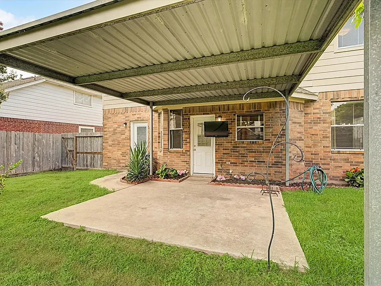 10840 Sycamore Dr N — Photo 40