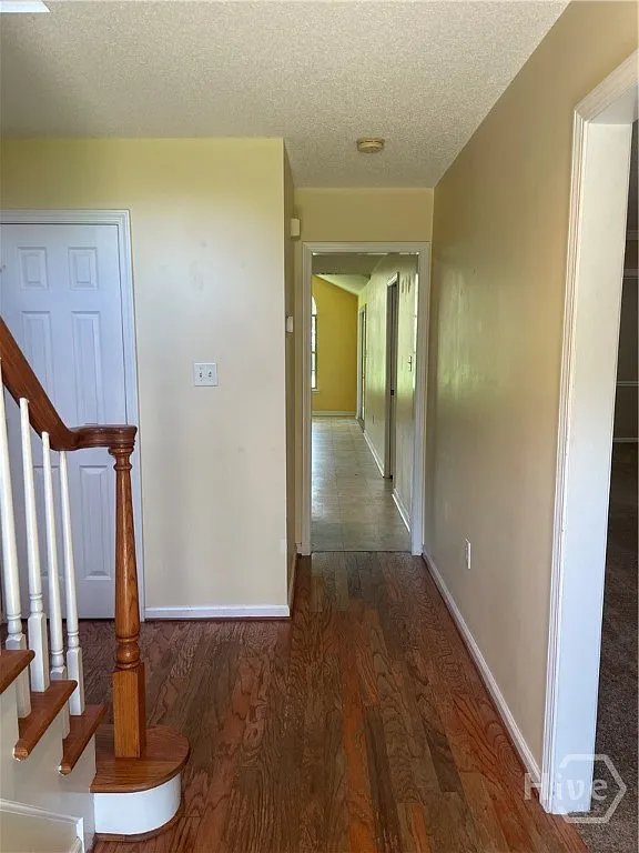 4 bed, 2.5 bath, 2112 sqft, $2,200 — Photo 2