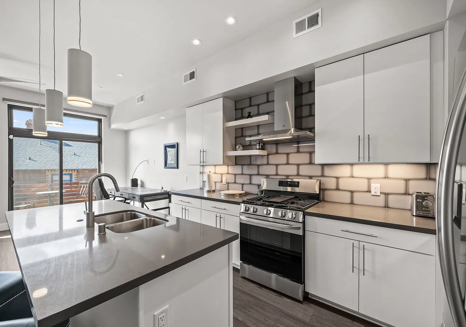 Fully Furnished Modern Downtown Townhome Utilities Included Walk to River & Midtown — Photo 4