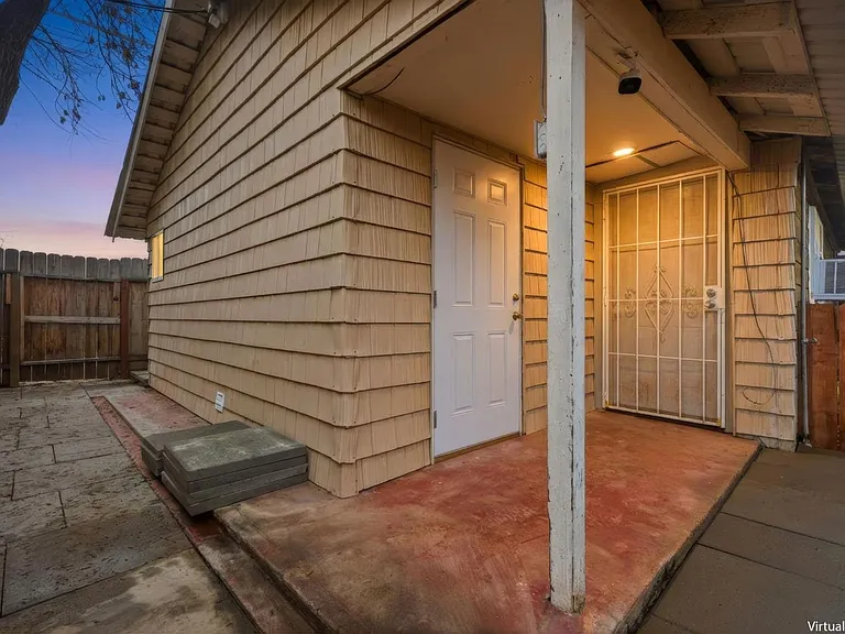 910 N Kaweah St — Photo 1