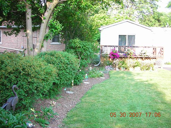 beautiful landscped yard