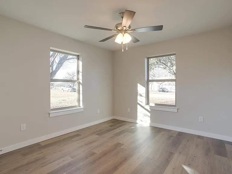 305 Bentley Dr — Photo 33