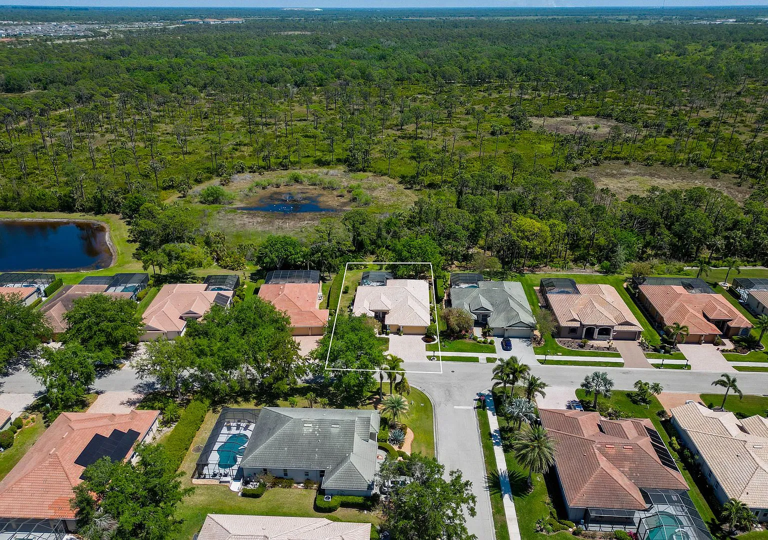 Stunning 4 Bedroom Fully Furnished Annual Rental w/ Heated Pool & 3-Car Garage In Osprey — Photo 3