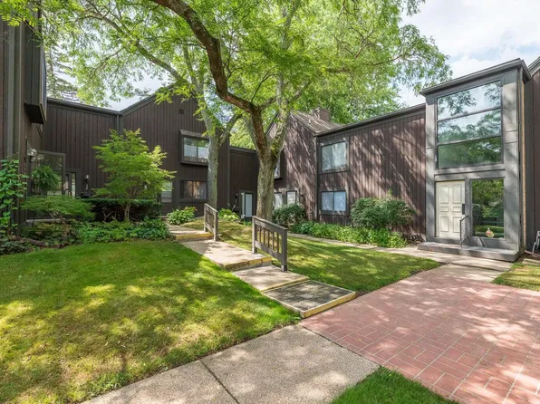 154 Carberry Hill Ct, Kalamazoo, MI 49006