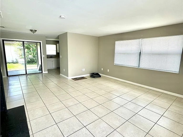 129 SE 23rd Pl #2 — Photo 3