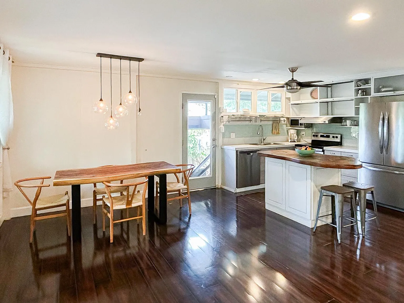 3 bed, 1.5 bath, 924 sqft, $4,900 — Photo 2
