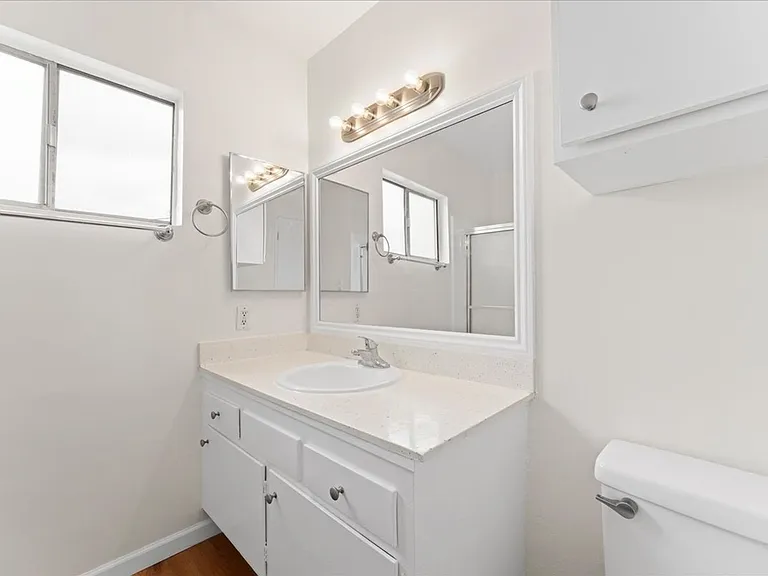 1437 E Windsor Rd #7 — Photo 8