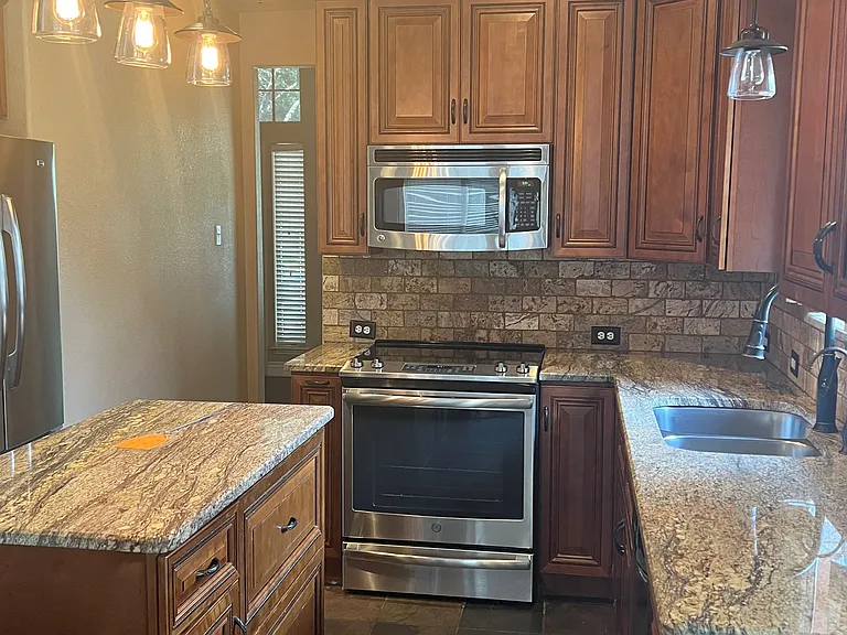 1216 Pleasant Oaks Dr — Photo 2