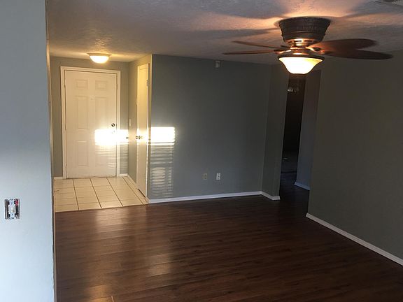 Entry/Living Room