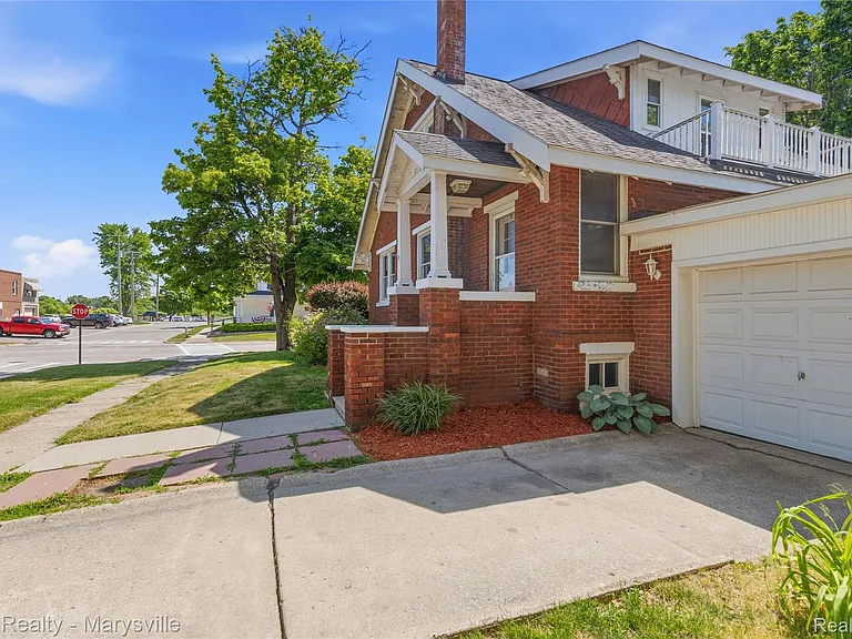 504 Clinton Ave — Photo 46