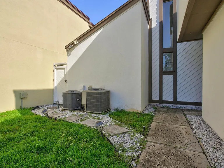 7812 Linkside Dr — Photo 3