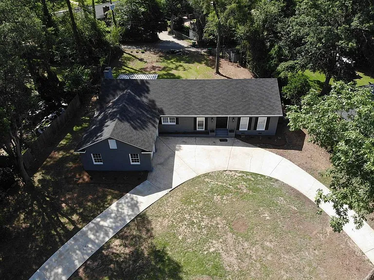 426 Forest Glen Dr — Photo 2