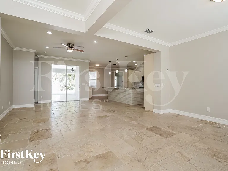 4116 SW 16th Pl — Photo 2