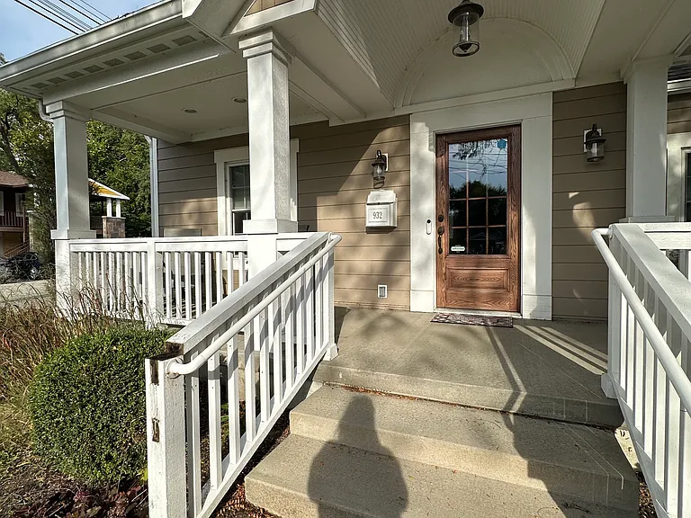 932 Robinson St — Photo 2