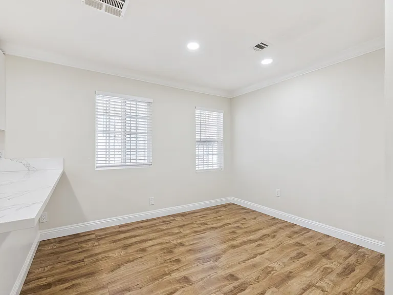 2106 Crenshaw Blvd — Photo 9