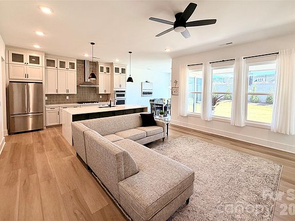 5th image of 1061 Pinecone Ave