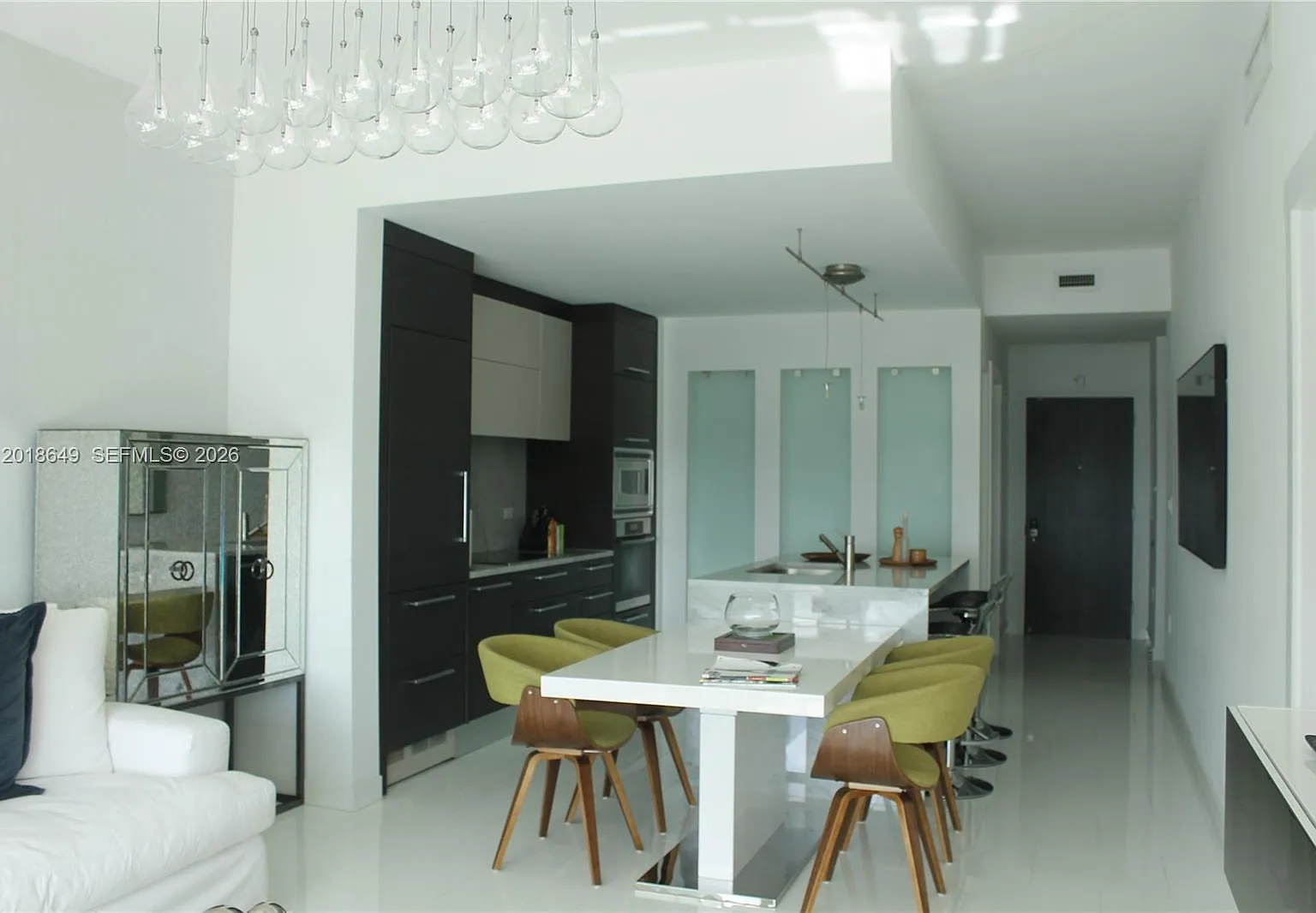 1 bed, 2.0 bath, 950 sqft, $5,499 — Photo 2