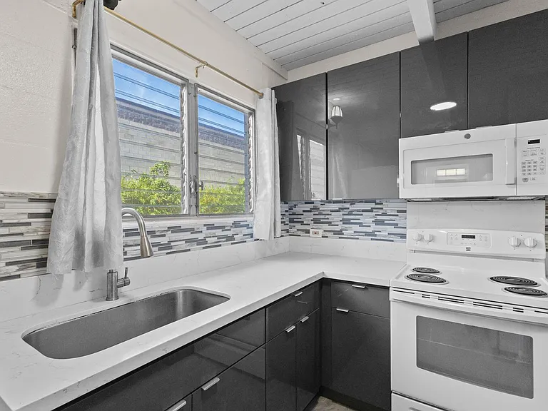 4210-3 Keanu St #205 — Photo 8