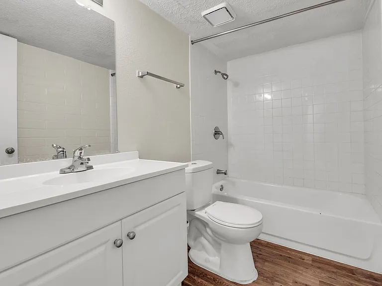 Elton Studio Suites — Photo 13