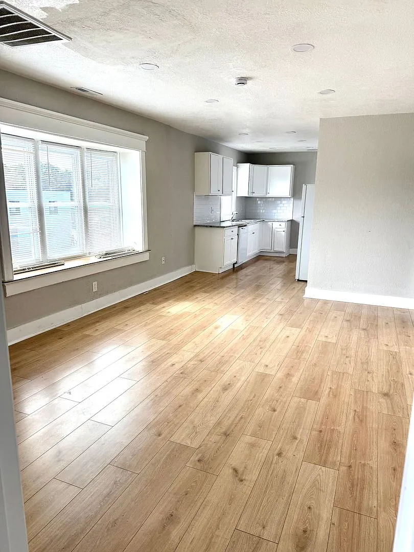 3842-3844 Brooklyn Avenue — Photo 4