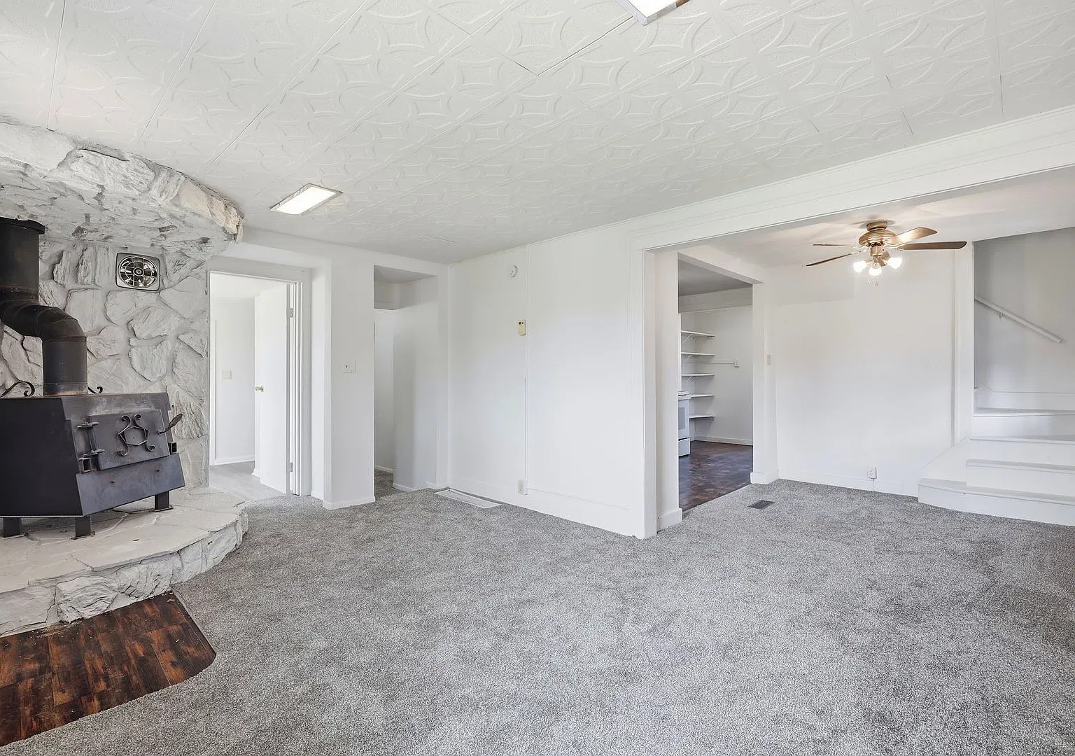Cute, 3 Bedroom Centrally Located Bungalow — Photo 3