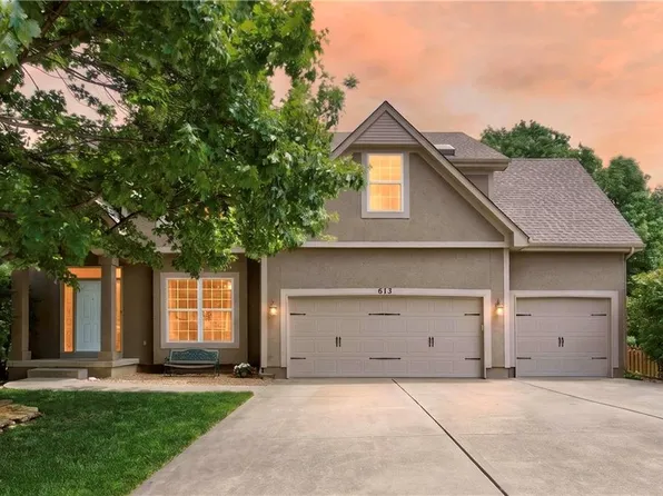613 SW Derby Dr, Lees Summit, MO 64081