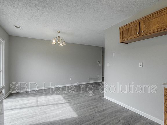 4th image of 811 Broadway St