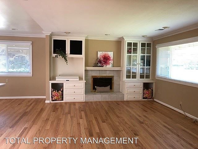 1st image of 915 Castlewood Dr APT 1