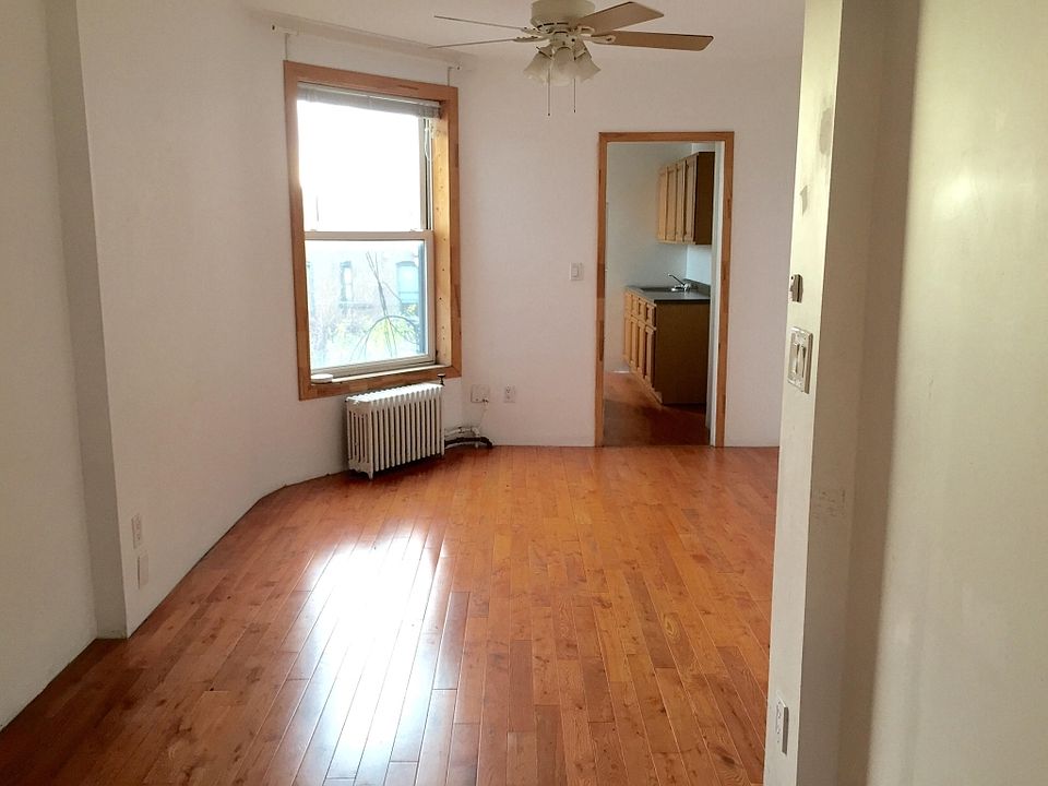 2nd image of 17 Hausman St APT 4L