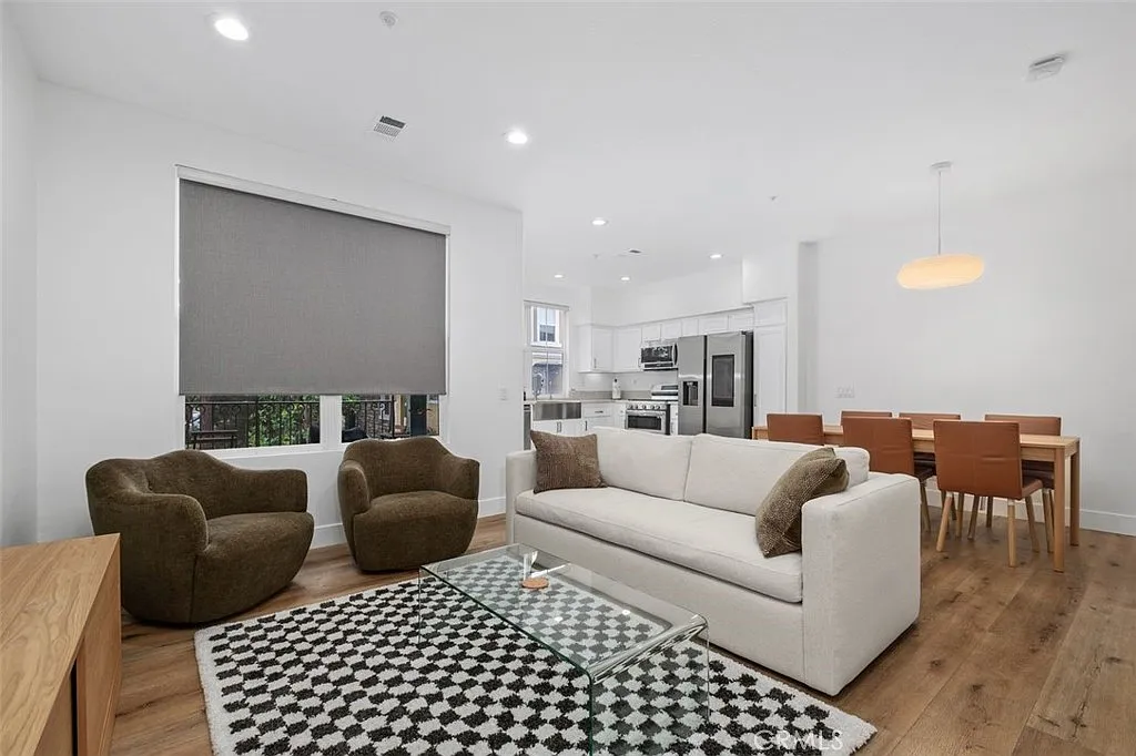 2 bed, 2.5 bath, 1080 sqft, $3,600 — Photo 2