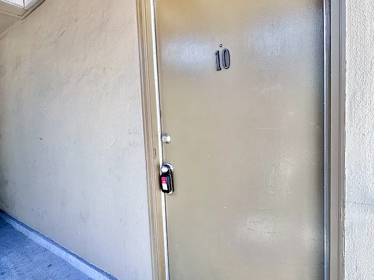 1055 Vermont — Photo 9