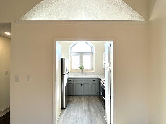 5th image of 4822 Horton St #1