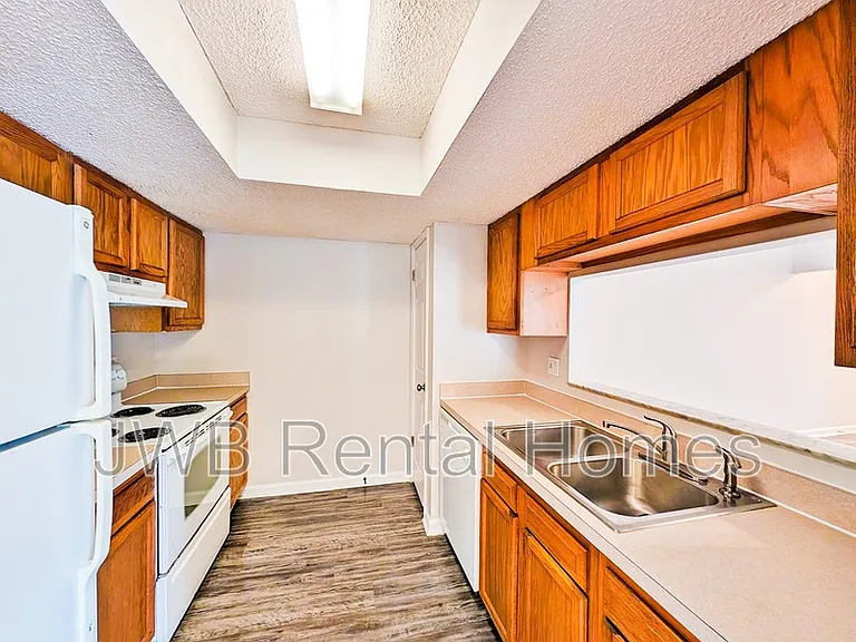 5671 Marathon Pkwy — Photo 2