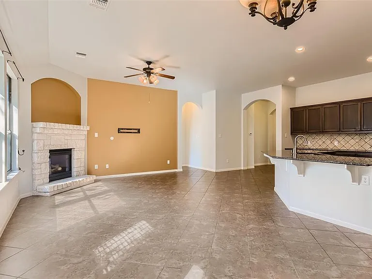 290 Maeves Way — Photo 3